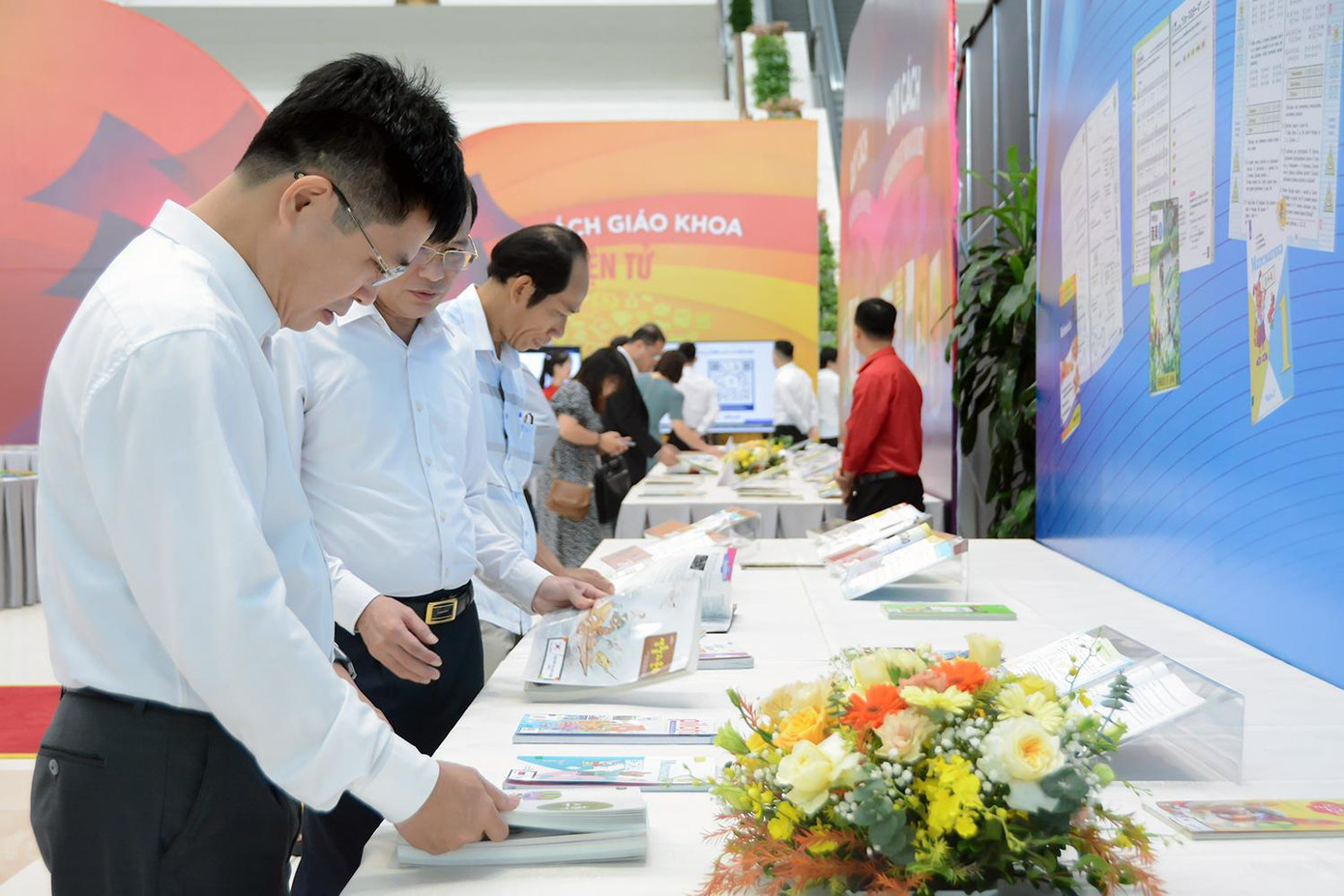 Triển lãm trưng bày thu hút học sinh, sinh viên và giáo viên tham dự.