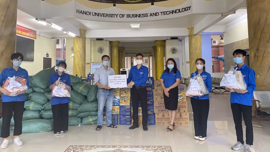 Đồng chí Lý Duy Xuân, Phó Bí thư Thành đoàn, Chủ tịch Hội đồng Đội thành phố Hà Nội trao quà tới sinh viên trường Đại học 