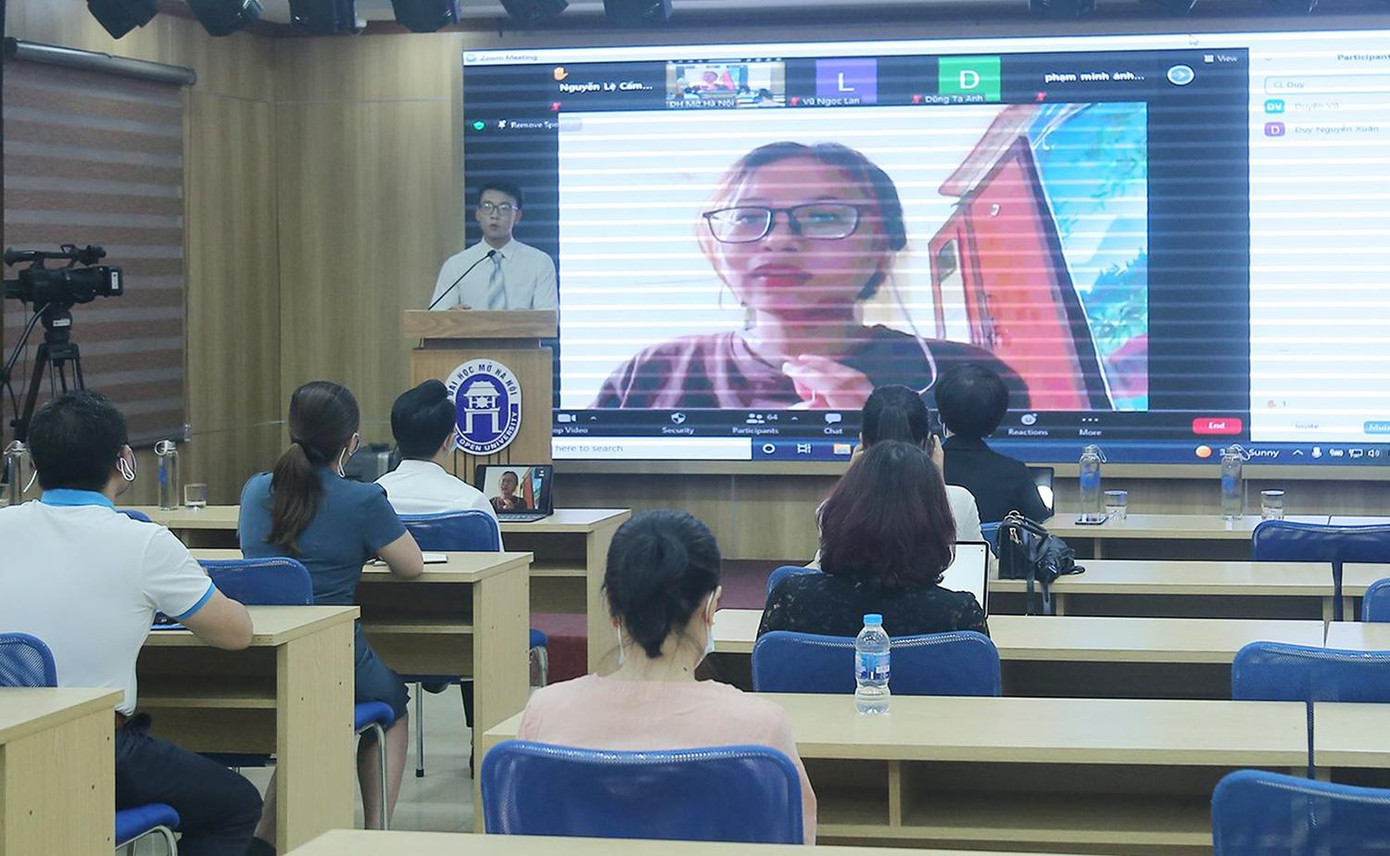 Sinh viên Nguyễn Thị Duyên (màn hình) chia sẻ cảm xúc.