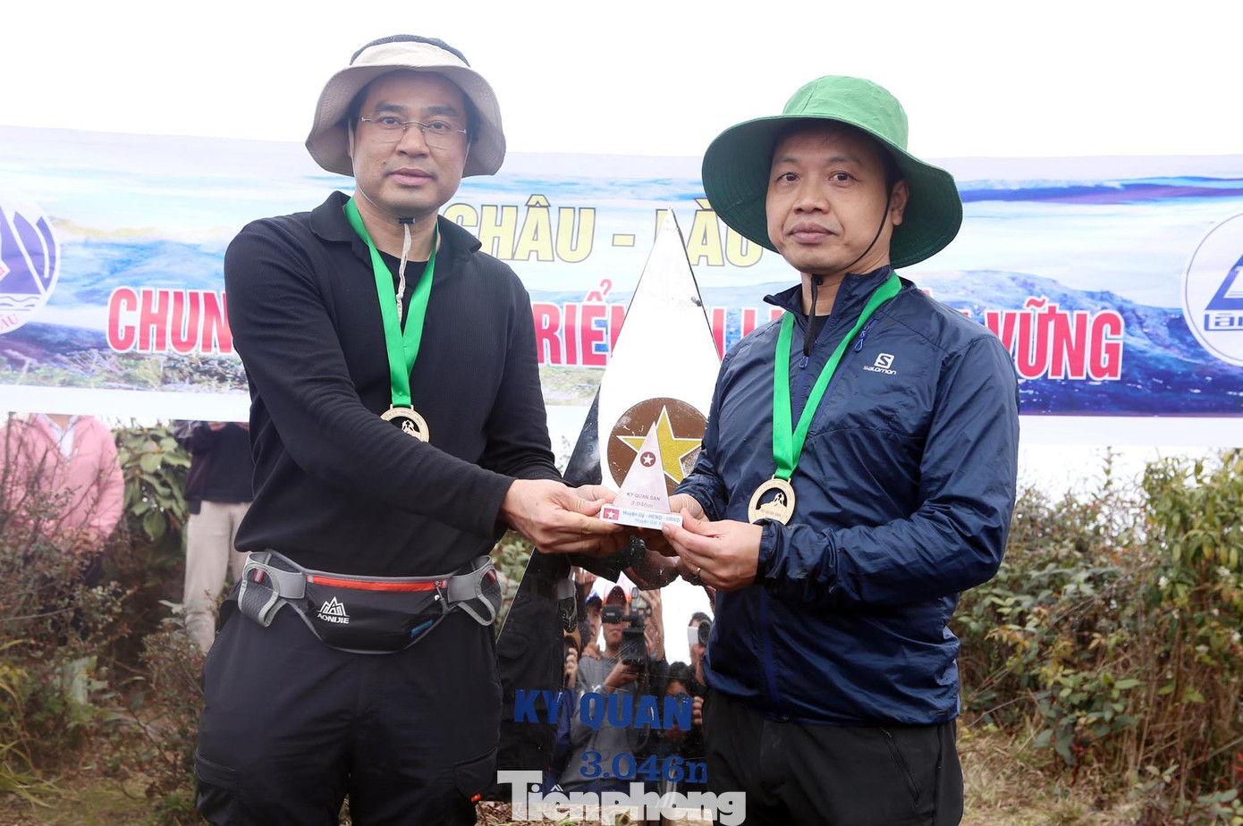Lãnh đạo hai tỉnh Lai Châu và tỉnh Lào Cai trao đổi liên kết tăng cường thu hút du lịch cho đỉnh Bạch Mộc Lương Tử - Ky Quan San. Ảnh: DƯƠNG TRIỀU