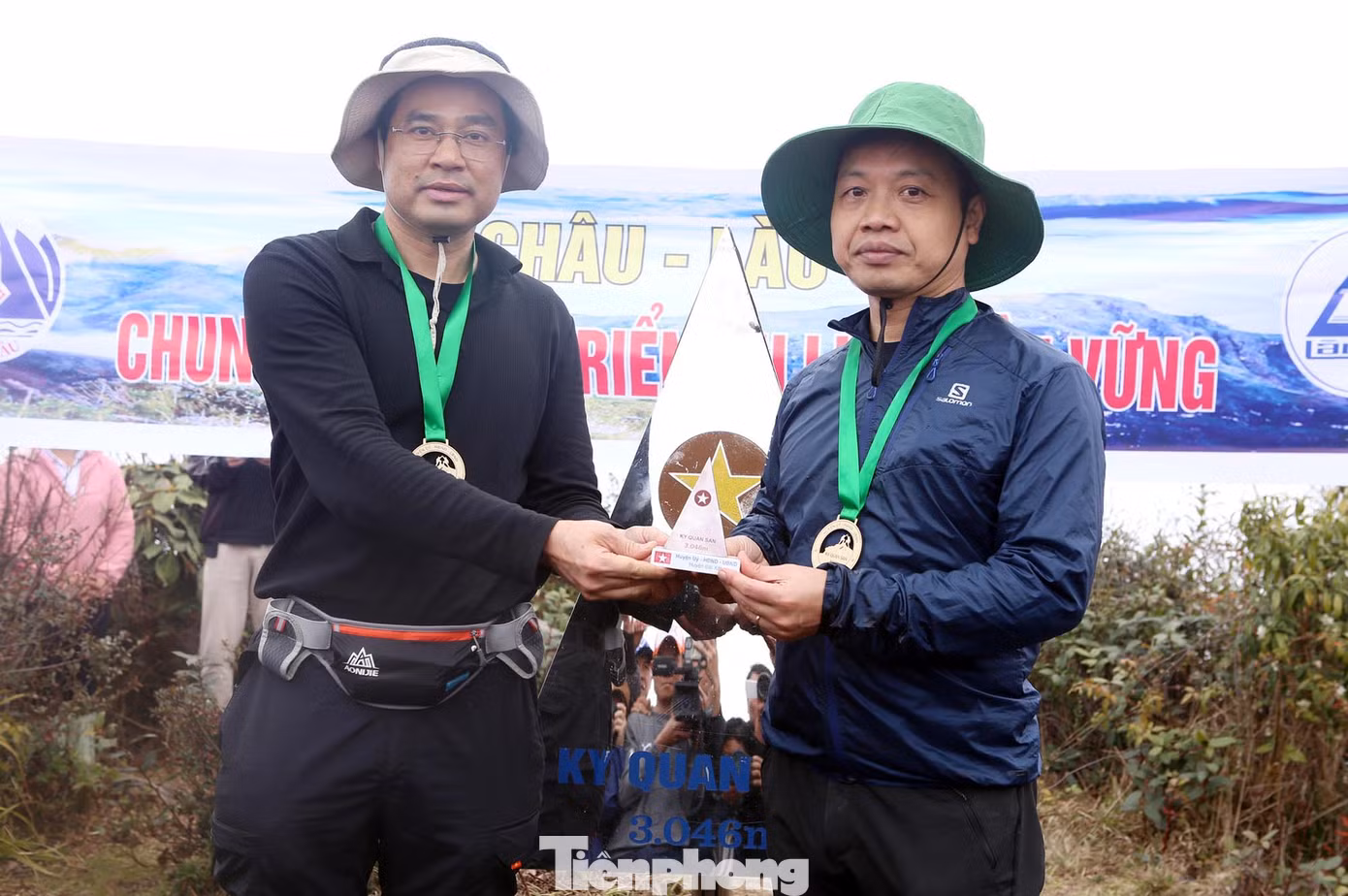 Lãnh đạo hai tỉnh Lai Châu và tỉnh Lào Cai trao đổi liên kết tăng cường thu hút du lịch cho đỉnh Bạch Mộc Lương Tử - Ky Quan San. Ảnh: DƯƠNG TRIỀU