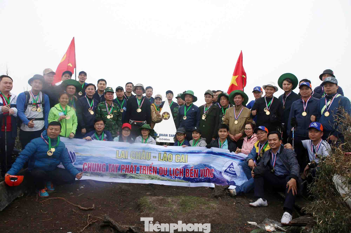 Đoàn công tác của hai tỉnh Lai Châu và Lào Cai trên đỉnh núi Bạch Mộc Lương Tử - Ky Quan San. Ảnh: DƯƠNG TRIỀU