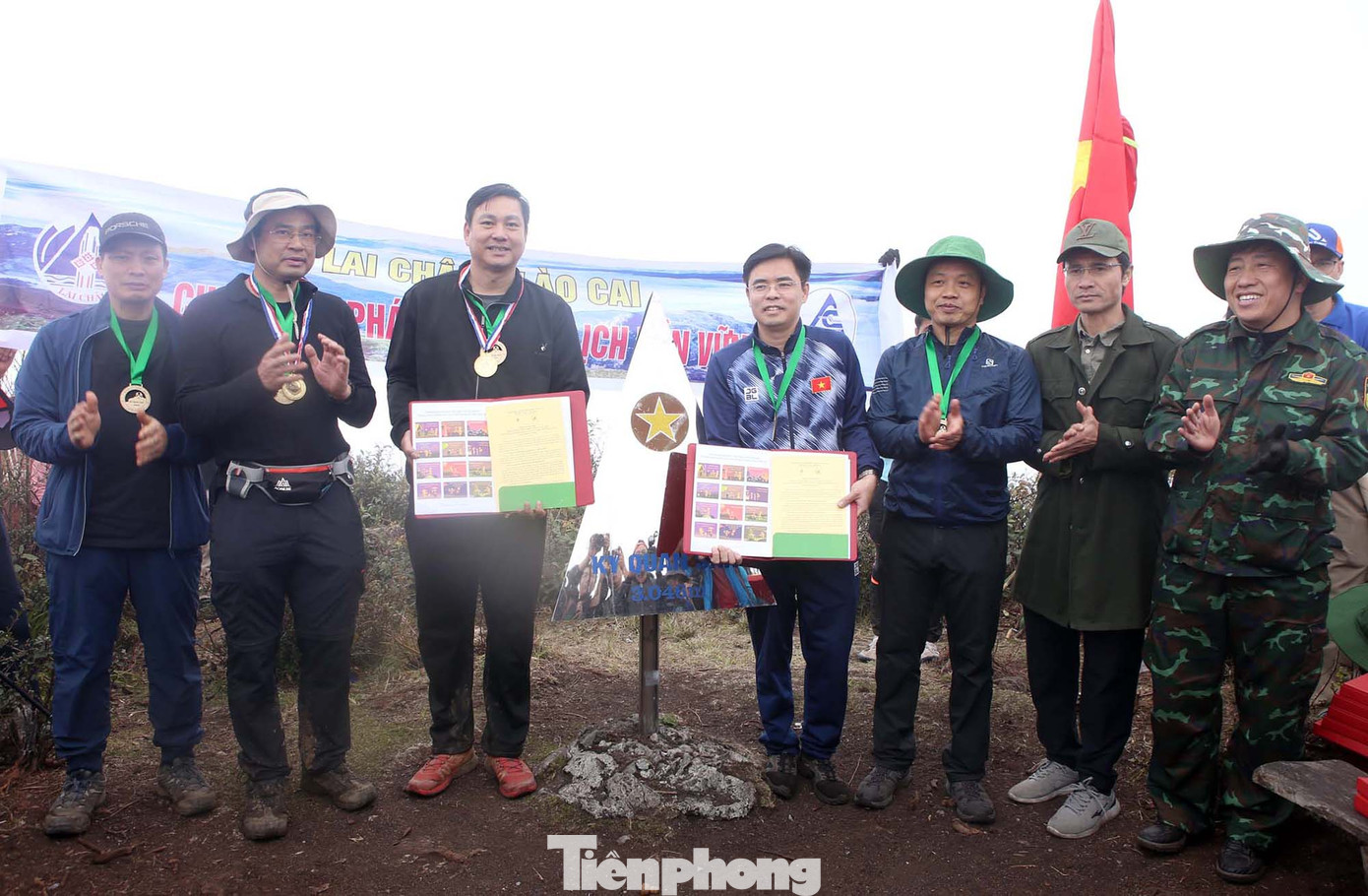 Lãnh đạo hai địa phương đã chứng kiến Sở Văn hóa, Thể thao và Du lịch Lai Châu và Sở Văn hóa, Thể thao và Du lịch Lào Cai ký biên bản ghi nhớ hợp tác về du lịch giữa hai đơn vị. Ảnh: DƯƠNG TRIỀU