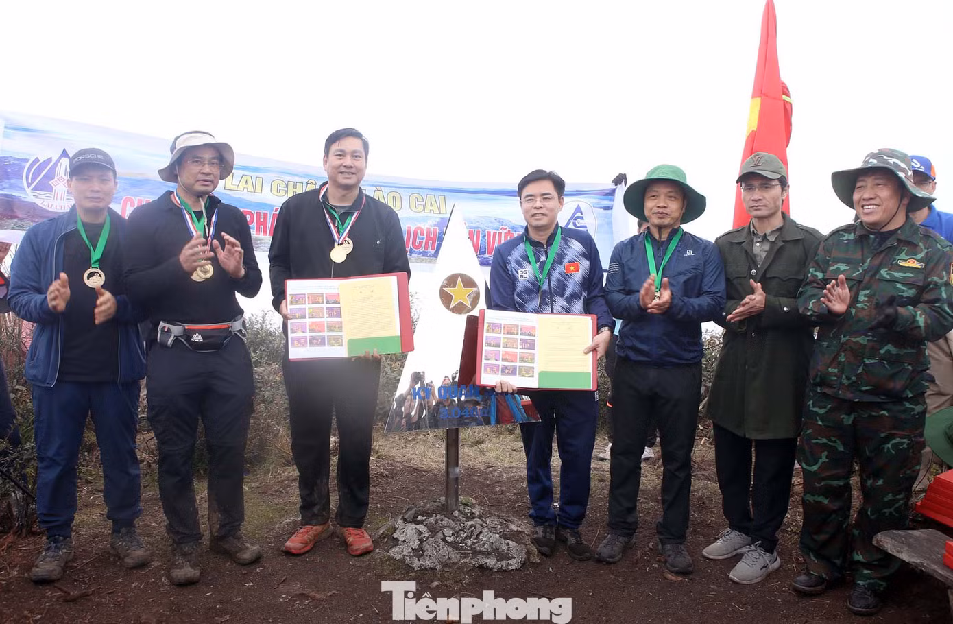 Lãnh đạo hai địa phương đã chứng kiến Sở Văn hóa, Thể thao và Du lịch Lai Châu và Sở Văn hóa, Thể thao và Du lịch Lào Cai ký biên bản ghi nhớ hợp tác về du lịch giữa hai đơn vị. Ảnh: DƯƠNG TRIỀU