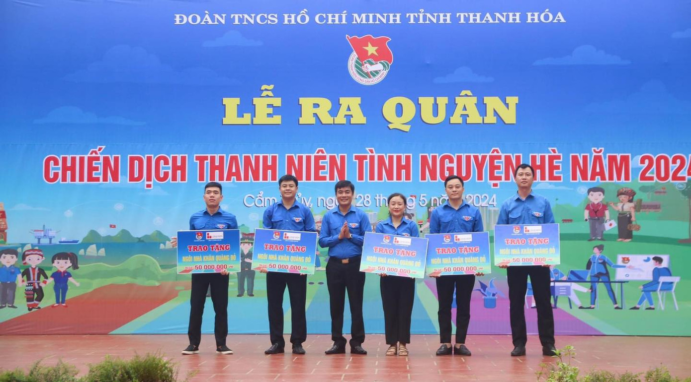 Tại chương trình, Tỉnh Đoàn trao tặng quà và hiện vật cho các hộ gia đình nghèo và học sinh, sinh viên có hoàn cảnh khó khăn, vươn lên trong học tập. Tại chương trình, Tỉnh Đoàn trao tặng quà và hiện vật cho các hộ gia đình nghèo và học sinh, sinh viên có hoàn cảnh khó khăn, vươn lên trong học tập.