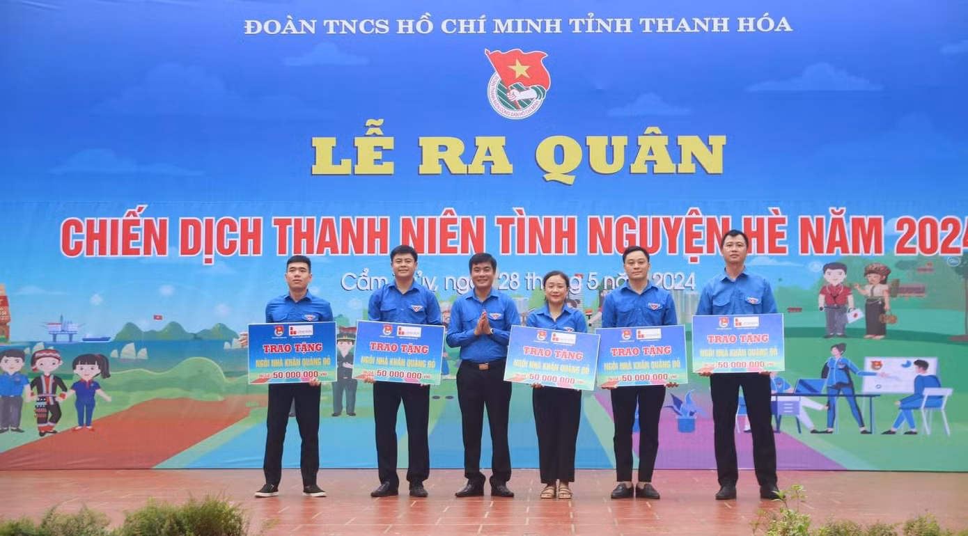 Tại chương trình, Tỉnh Đoàn trao tặng quà và hiện vật cho các hộ gia đình nghèo và học sinh, sinh viên có hoàn cảnh khó khăn, vươn lên trong học tập.