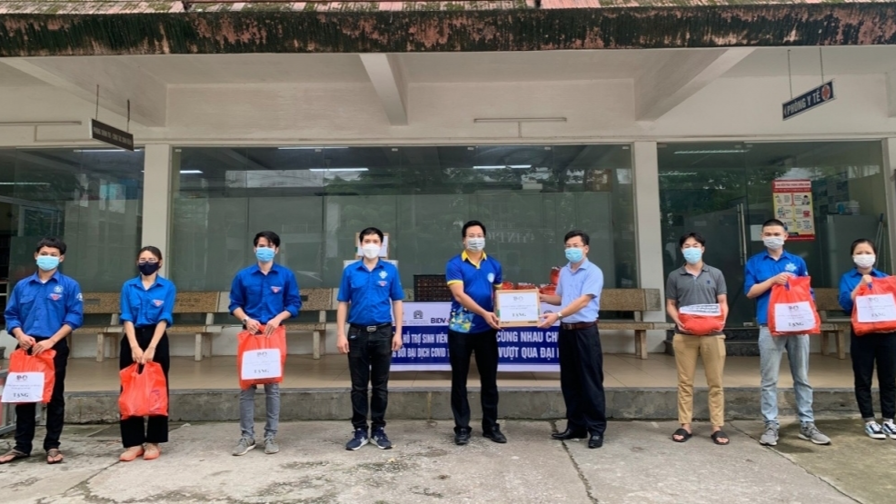 Anh Trần Quang Hưng, Phó Bí thư Thành Đoàn, Chủ tịch Hội Sinh viên TP. Hà Nội tặng quà tới các bạn sinh viên có hoàn cảnh khó khăn. Đồng chí Trần Quang Hưng, Phó Bí thư Thành đoàn, Chủ tịch Hội Sinh viên Việt Nam tặng quà tới các bạn sinh viên