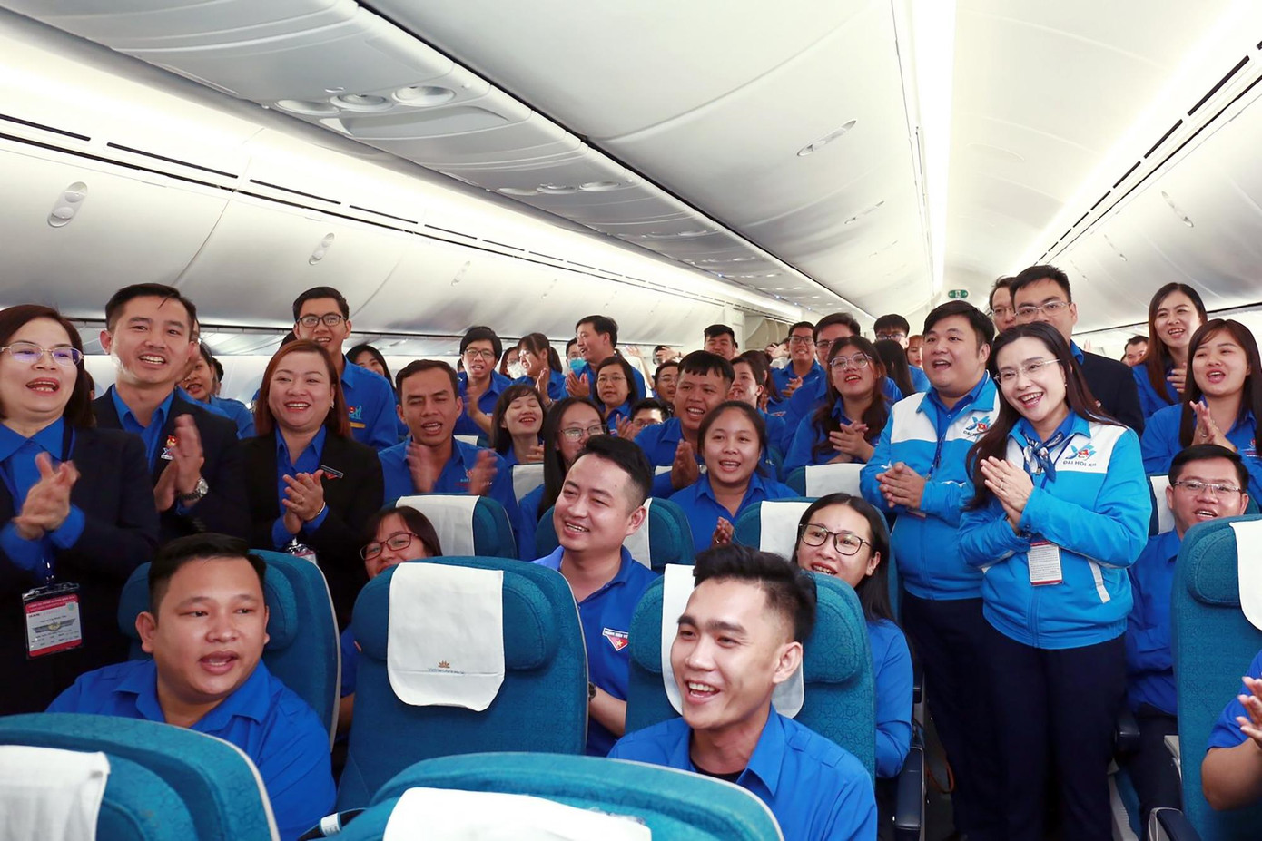 Đón đoàn có chị Nguyễn Phạm Duy Trang, Bí thư TƯ Đoàn, Chủ tịch Hội đồng Đội T.Ư; anh Nguyễn Thái An, Ủy viên BTV, Trưởng Ban Tuyên giáo T.Ư Đoàn; chị Hoàng Thị Minh Thu, Ủy viên BTV, Bí thư Đoàn Khối Doanh nghiệp T.Ư; đại diện lãnh đạo các ban T.Ư Đoàn, Đoàn Khối Doanh nghiệp T.Ư. Đón đoàn có chị Nguyễn Phạm Duy Trang, Bí thư TƯ Đoàn, Chủ tịch Hội đồng Đội T.Ư; anh Nguyễn Thái An, Ủy viên BTV, Trưởng Ban Tuyên giáo T.Ư Đoàn; chị Hoàng Thị Minh Thu, Ủy viên BTV, Bí thư Đoàn Khối Doanh nghiệp T.Ư; đại diện lãnh đạo các ban T.Ư Đoàn, Đoàn Khối Doanh nghiệp T.Ư.