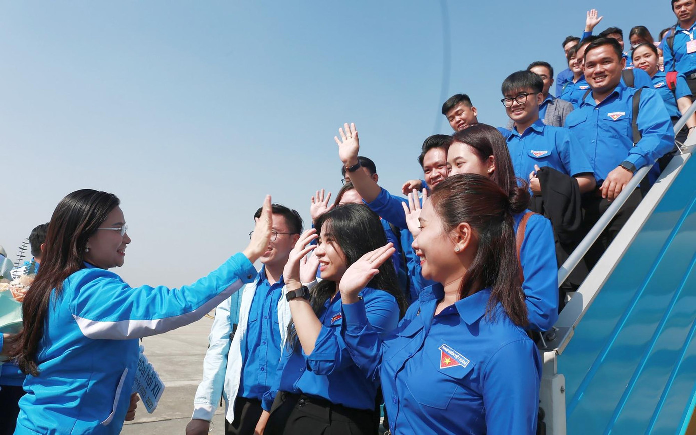 Chị Nguyễn Phạm Duy Trang - Bí thư T.Ư Đoàn, Chủ tịch Hội Đồng đội T.Ư ra tận cầu thang đón đoàn đại biểu. Chị Nguyễn Phạm Duy Trang - Bí thư T.Ư Đoàn, Chủ tịch Hội Đồng đội T.Ư ra tận cầu thang đón đoàn đại biểu.