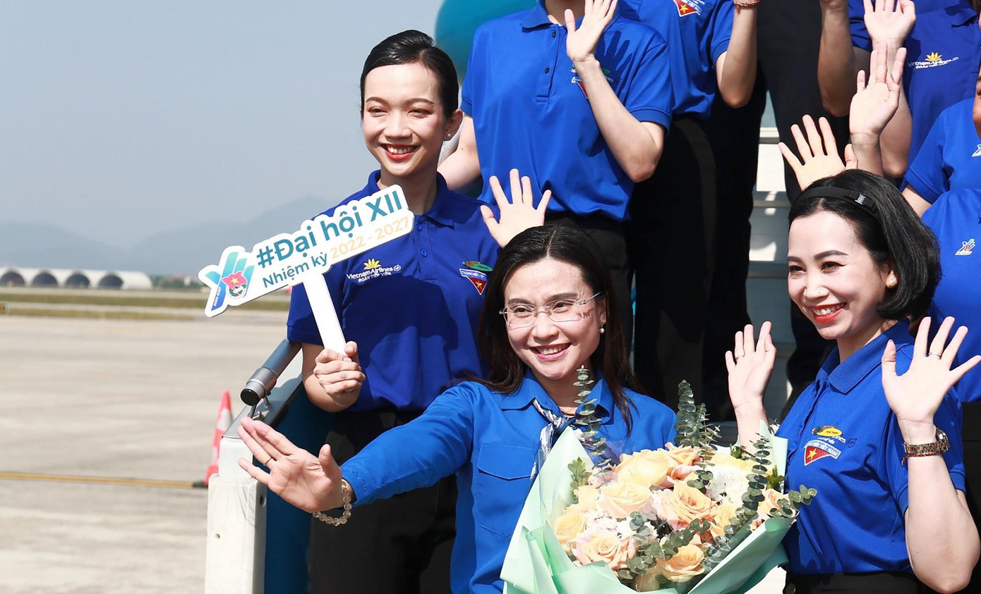 Bí thư TƯ Đoàn Nguyễn Phạm Duy Trang tặng hoa tổ tiếp viên viên phục vụ "Chuyến bay Thanh niên VN012". Bí thư TƯ Đoàn Nguyễn Phạm Duy Trang tặng hoa tổ tiếp viên viên phục vụ "Chuyến bay Thanh niên VN012".