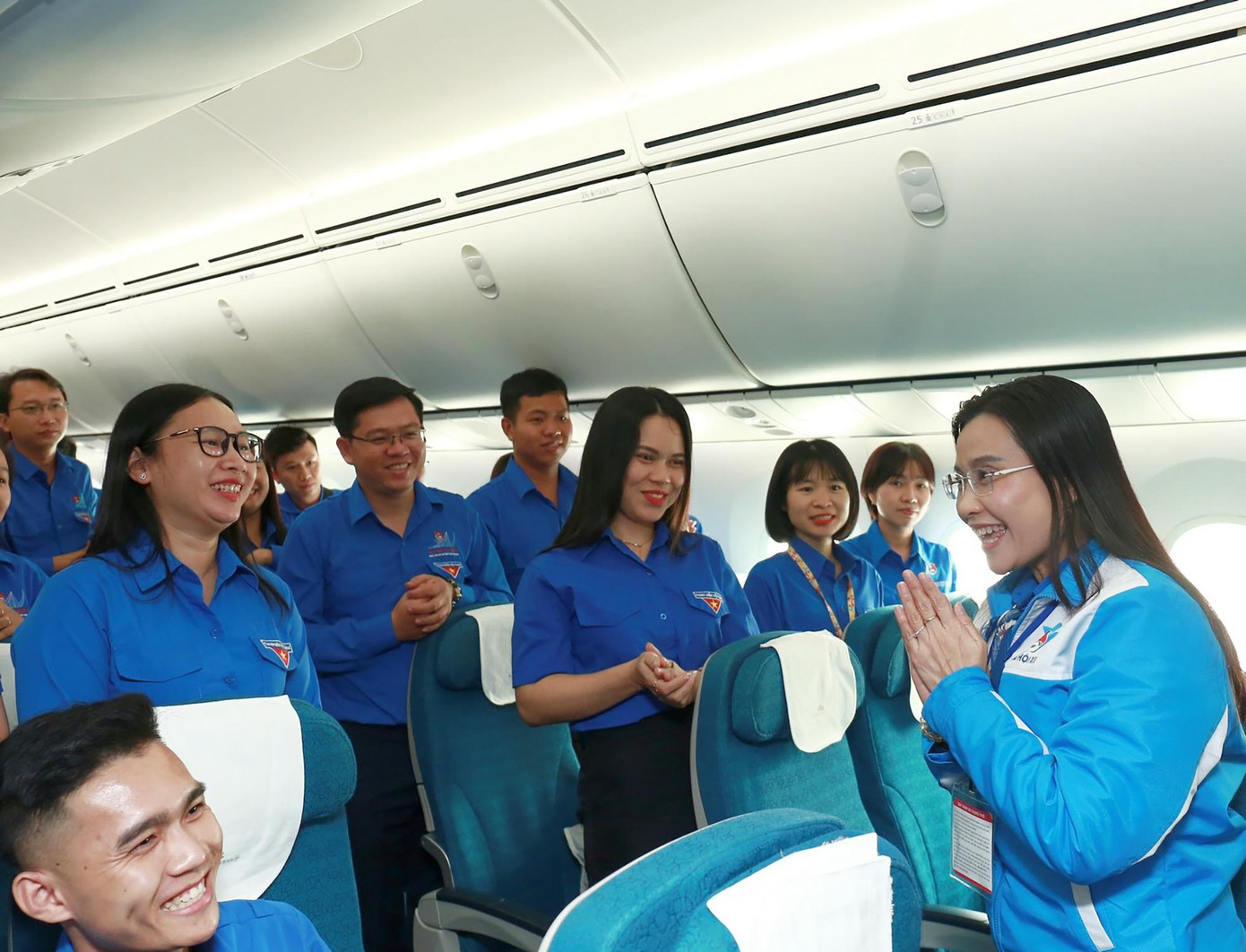 Bí thư T.Ư Đoàn Nguyễn Phạm Duy Trang, chia sẻ và động viên các Đại biểu trên "Chuyến bay Thanh niên", tham dự Đại hội Đoàn toàn quốc. "Hy vọng các bạn sẽ mang trí tuệ, bản lĩnh của mình để đóng góp tại các diễn đàn và hành động của đại hội", chị Nguyễn Phạm Duy Trang nói. Bí thư T.Ư Đoàn Nguyễn Phạm Duy Trang, chia sẻ và động viên các Đại biểu trên "Chuyến bay Thanh niên", tham dự Đại hội Đoàn toàn quốc. "Hy vọng các bạn sẽ mang trí tuệ, bản lĩnh của mình để đóng góp tại các diễn đàn và hành động của đại hội", chị Nguyễn Phạm Duy Trang nói.