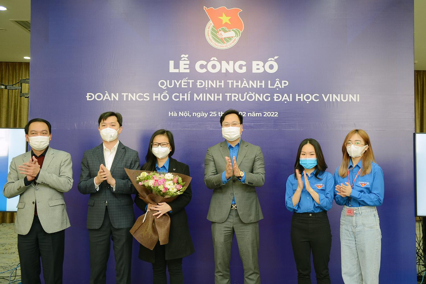 Anh Nguyễn Minh Triết, Bí thư T.Ư Đoàn, Chủ tịch T.Ư Hội Sinh viên Việt Nam tặng hoa chúc mừng BCH lâm thời Đoàn trường ĐH VinUni.