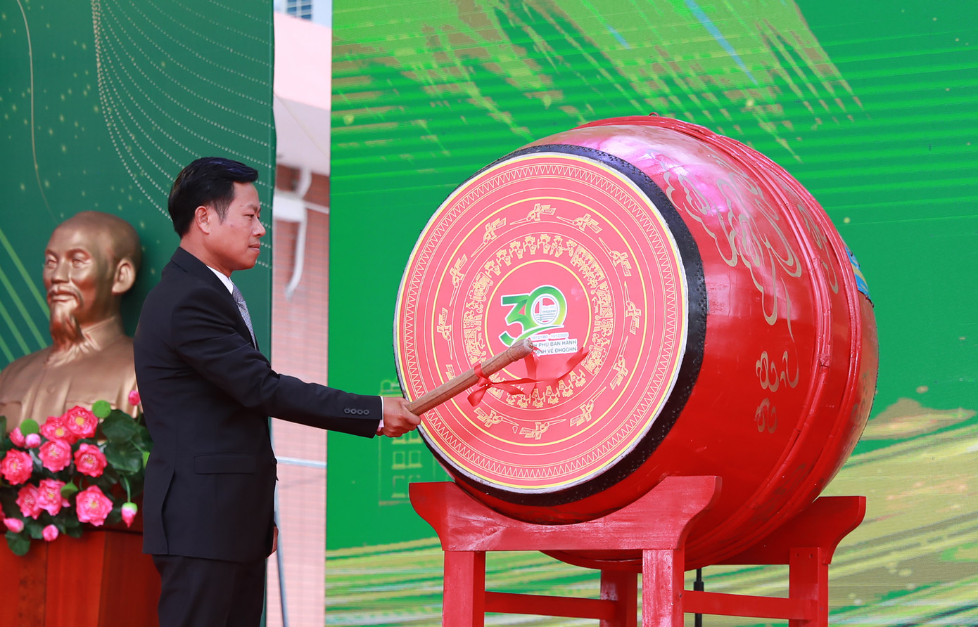 Lễ khai giảng năm học 2023 - 2024 tại Khu đô thị ĐHQG Hà Nội Hòa Lạc. Đây là chuỗi hoạt động nằm trong khuôn khổ các sự kiện kỷ niệm 30 năm ngày Chính phủ ban hành Nghị định về ĐHQG Hà Nội (10/12/1993 - 10/12/2023).