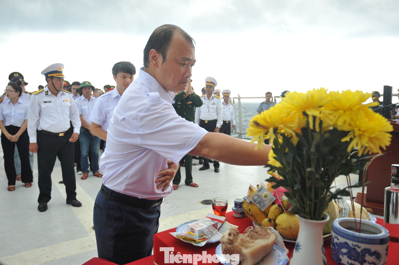 Các đại biểu thắp hương tưởng niệm các Anh hùng liệt sĩ.