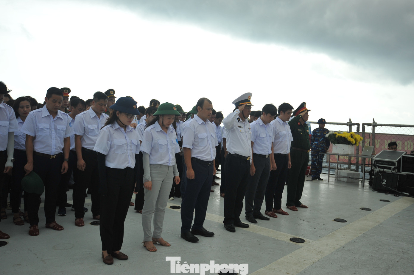 Lễ tưởng niệm diễn ra dưới cơn mưa dông nặng hạt.