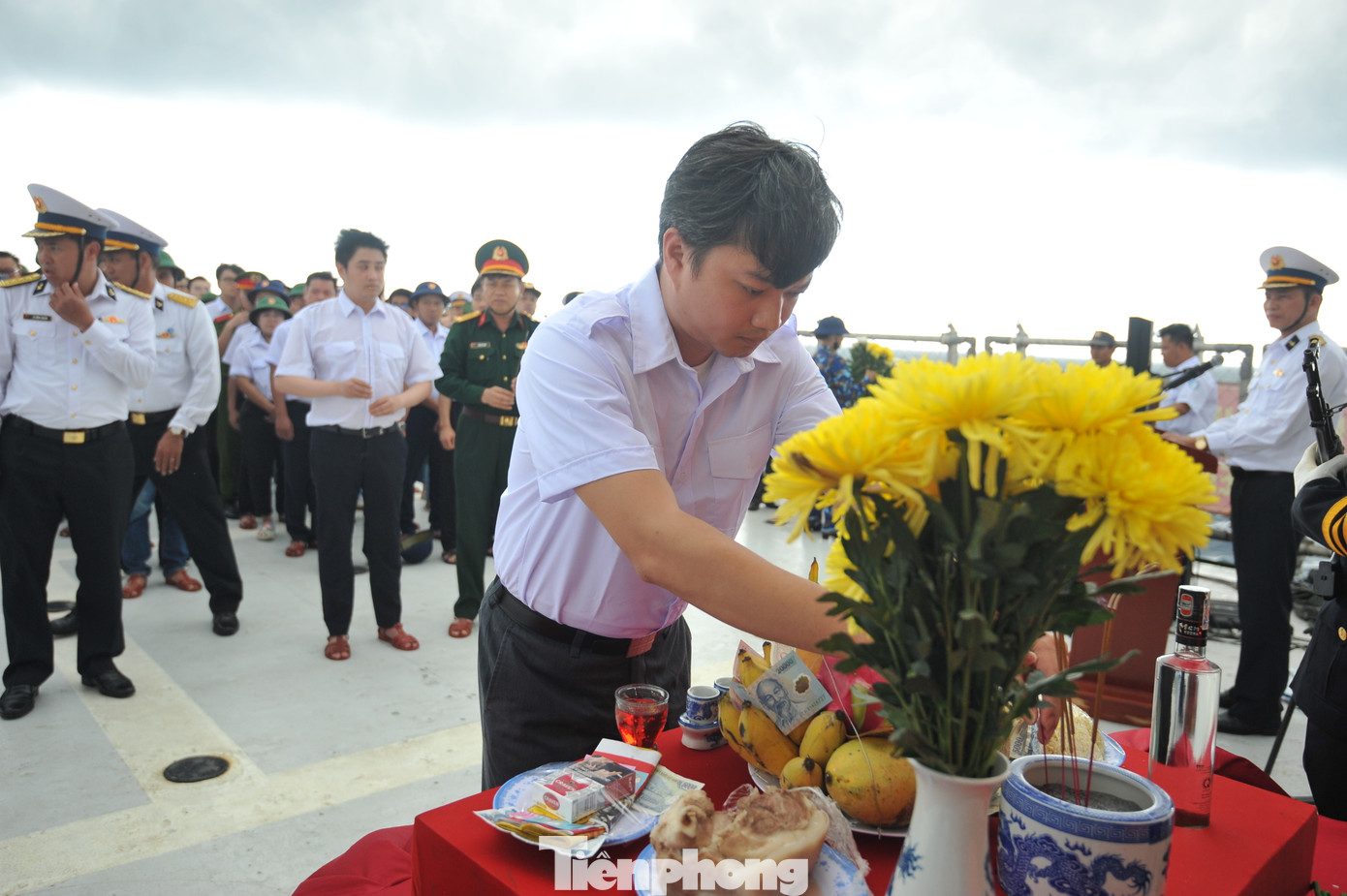 Các đại biểu thắp hương tưởng niệm các Anh hùng liệt sĩ.