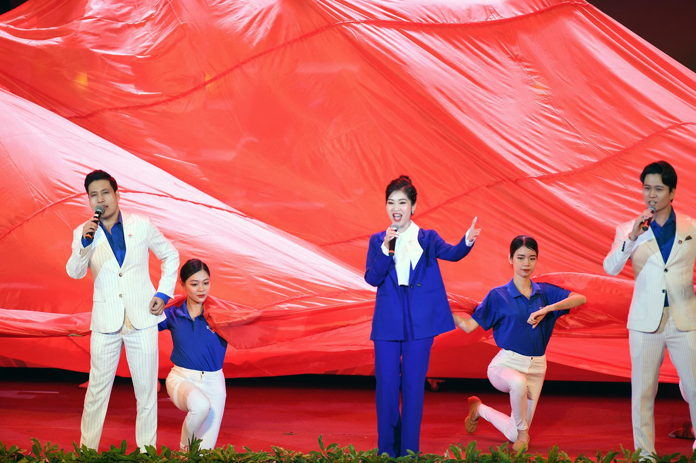 Hà Myo tham gia biểu diễn văn nghệ tại phiên Trọng thể Đại hội Đoàn toàn quốc lần thứ XII.