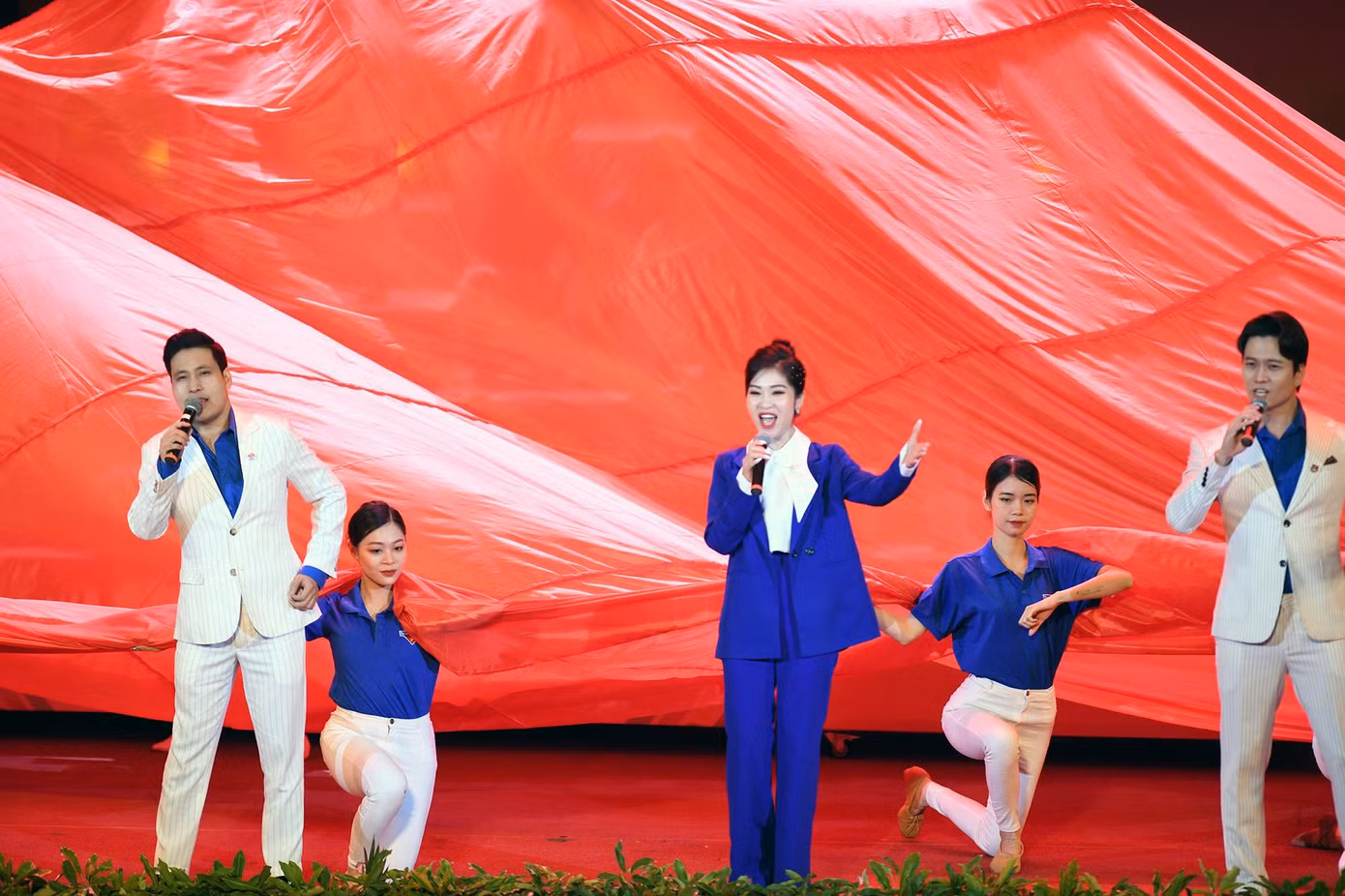 Hà Myo tham gia biểu diễn văn nghệ tại phiên Trọng thể Đại hội Đoàn toàn quốc lần thứ XII.
