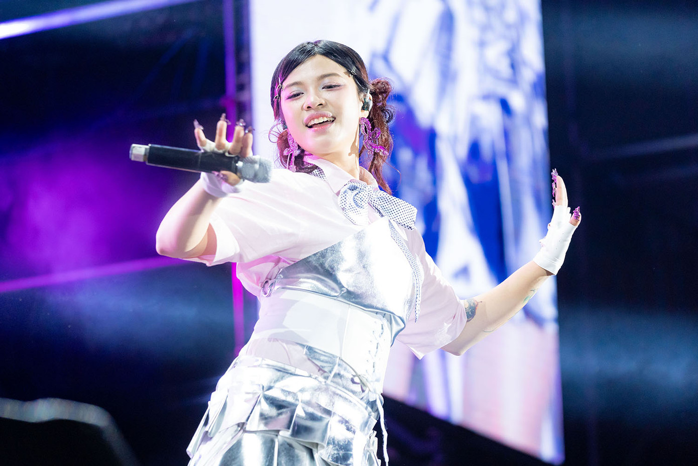 Vũ Phụng Tiên mê hoặc khán giả với chất giọng nội lực nhưng đầy cá tính.