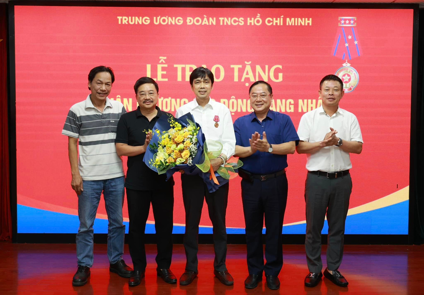 Ban Biên tập Báo Tiền Phong tặng hoa chúc mừng Nhà báo Nguyễn Huy Lộc. Ảnh: NHƯ Ý