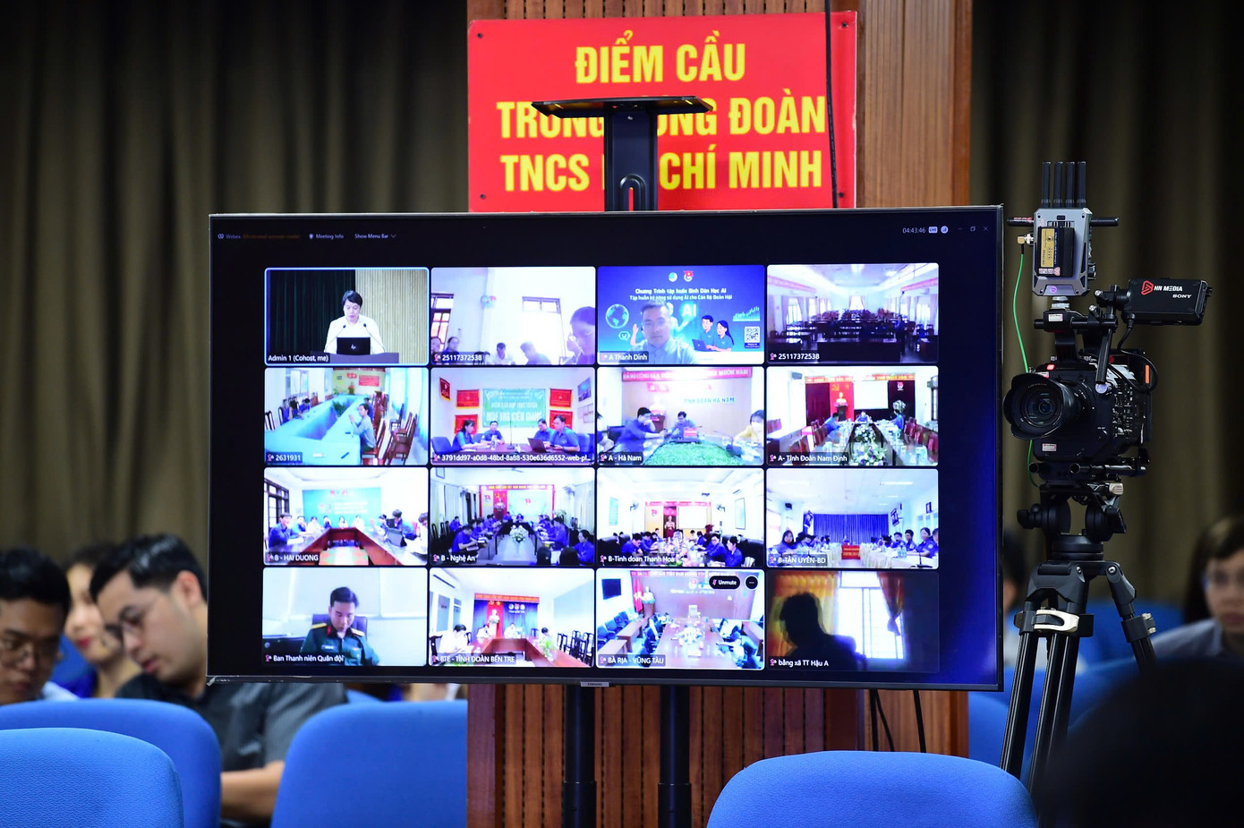 Chương trình 'Bình dân học AI' diễn ra trực tiếp và trực tuyến tại 1.000 điểm cầu trong và ngoài nước. Chương trình 'Bình dân học AI' diễn ra trực tiếp và trực tuyến tại 1.000 điểm cầu trong và ngoài nước.