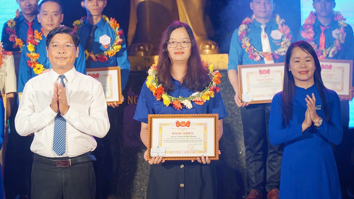 Ngoài tham gia công tác giảng dạy, cô giáo Trương Đỗ Minh Phượng còn nhiệt tình tham gia công tác đoàn thể.