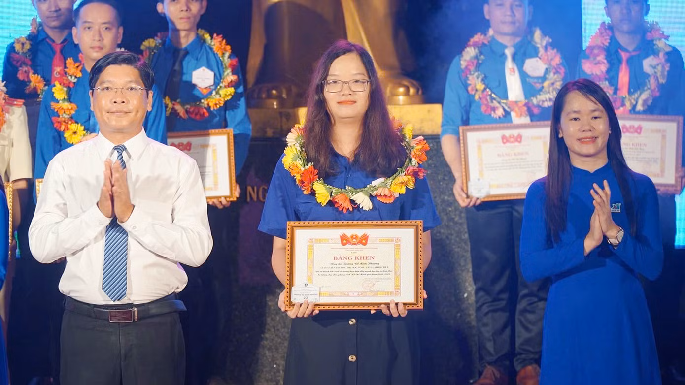 Ngoài tham gia công tác giảng dạy, cô giáo Trương Đỗ Minh Phượng còn nhiệt tình tham gia công tác đoàn thể.