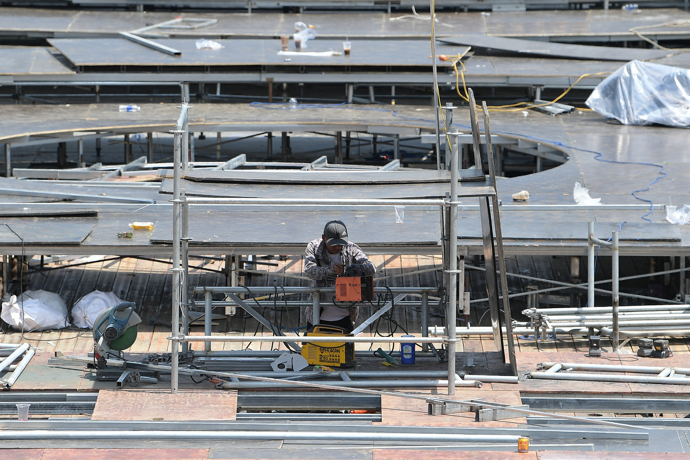 Theo ông Ngô Hoàng Anh, việc thi công sân khấu trên mặt nước gặp một số khó khăn trong việc vận chuyển vật liệu và yếu tố an toàn.