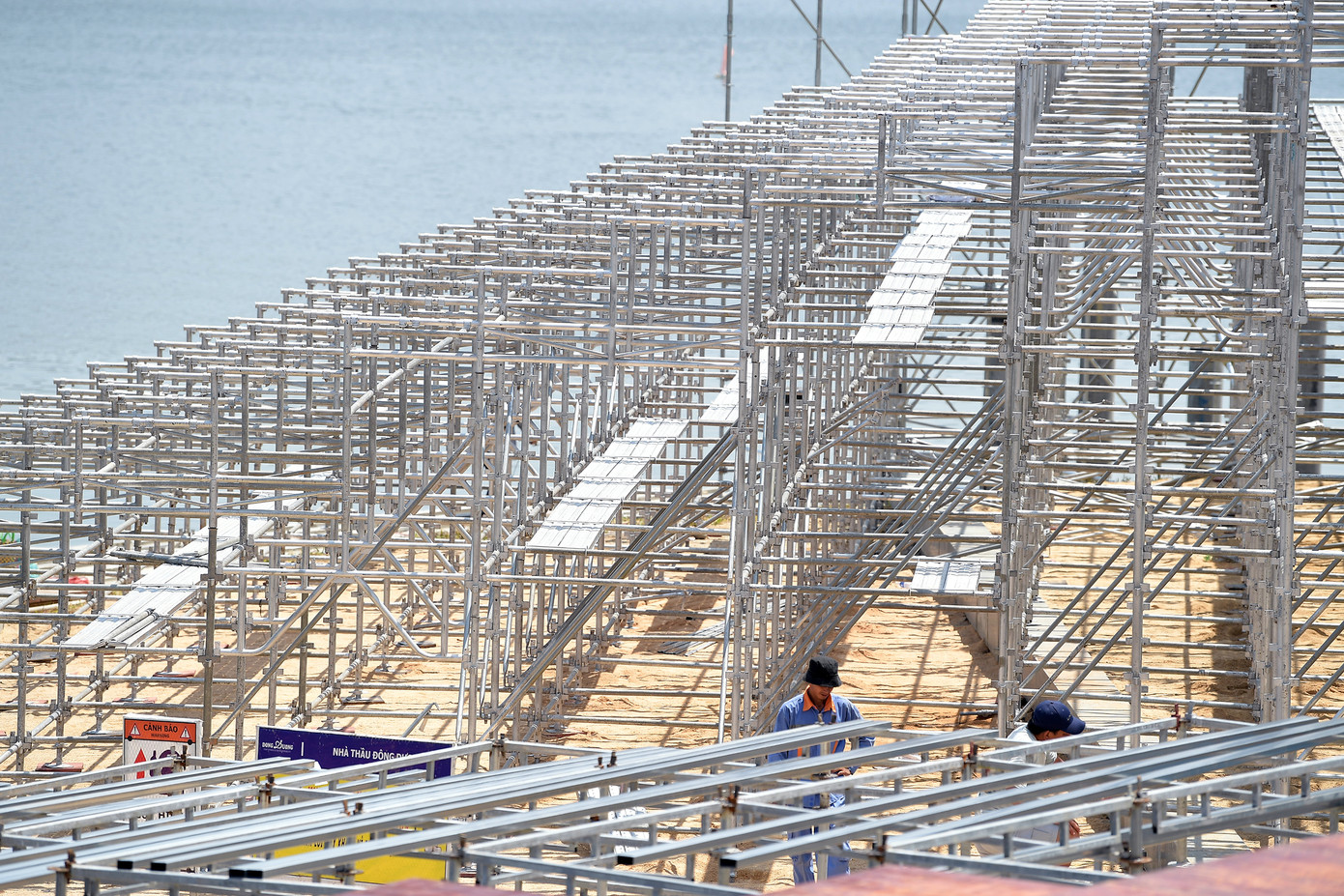 Các hạng mục phụ trợ như khu hậu trường, đường catwalk, phòng chờ thí sinh, cổng check-in, khu đón khách VIP... đều được triển khai song song để sẵn sàng cho đêm thi quan trọng nhất.