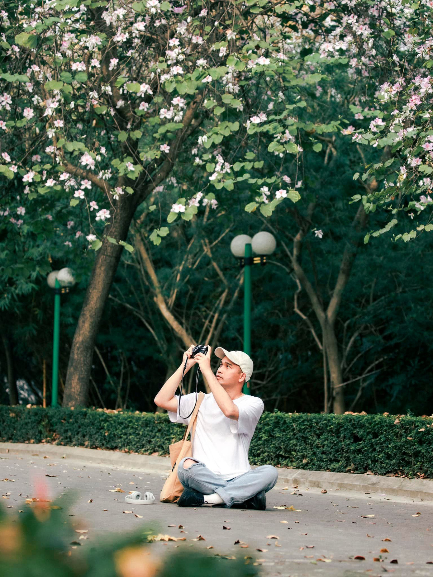 Nhiều bạn trẻ thích thú, say sưa chụp ảnh với loài hoa xứ Tây Bắc. Ảnh: BÙI NGỌC CÔNG Nhiều bạn trẻ thích thú, say sưa chụp ảnh với loài hoa xứ Tây Bắc. Ảnh: BÙI NGỌC CÔNG