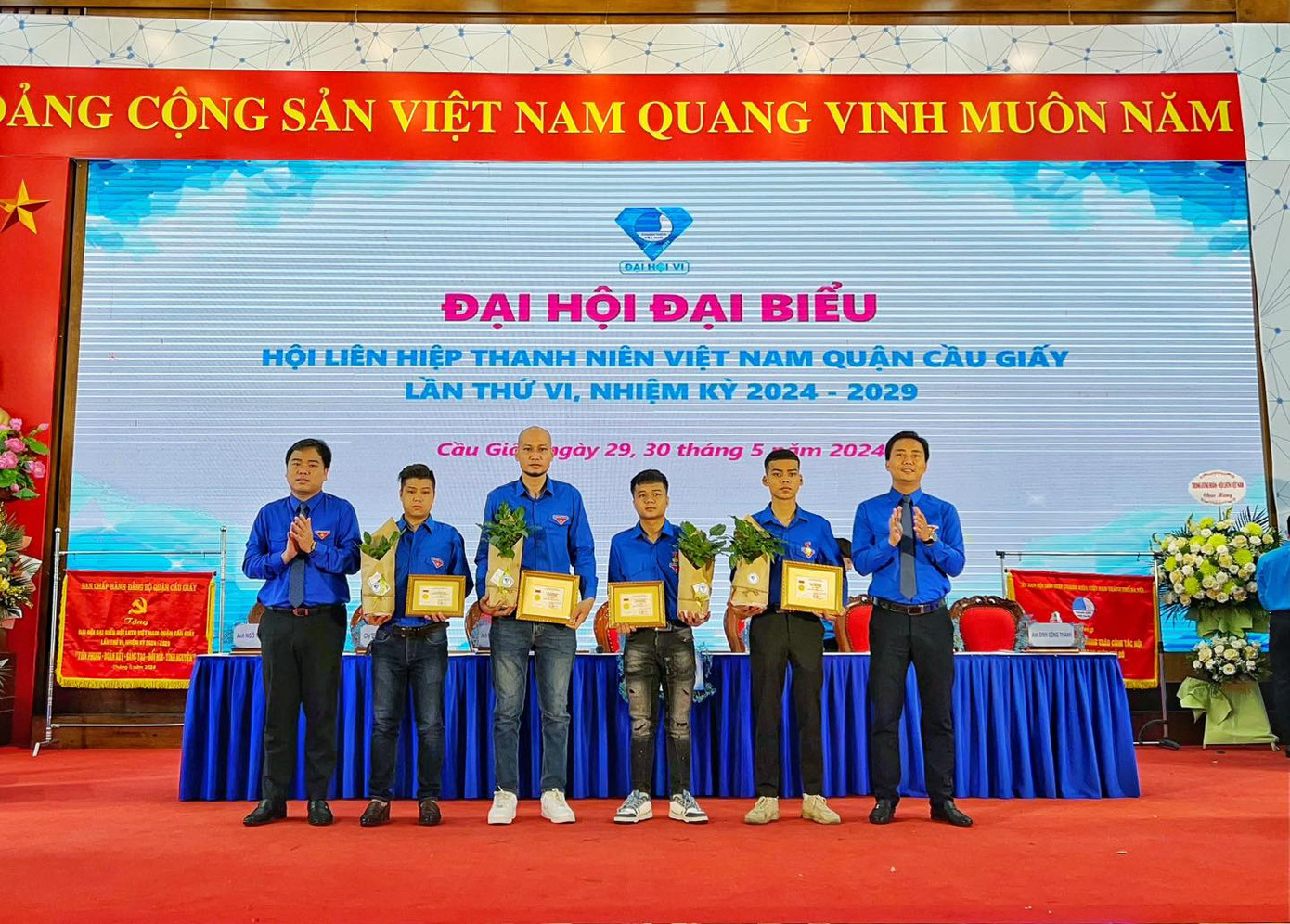Thừa uỷ quyền của Ban Bí thư T.Ư Đoàn, Thành Đoàn Hà Nội tổ chức trao tặng Huy hiệu 'Tuổi trẻ dũng cảm' cho các anh. Thừa uỷ quyền của Ban Bí thư T.Ư Đoàn, Thành Đoàn Hà Nội tổ chức trao tặng Huy hiệu 'Tuổi trẻ dũng cảm' cho các anh.