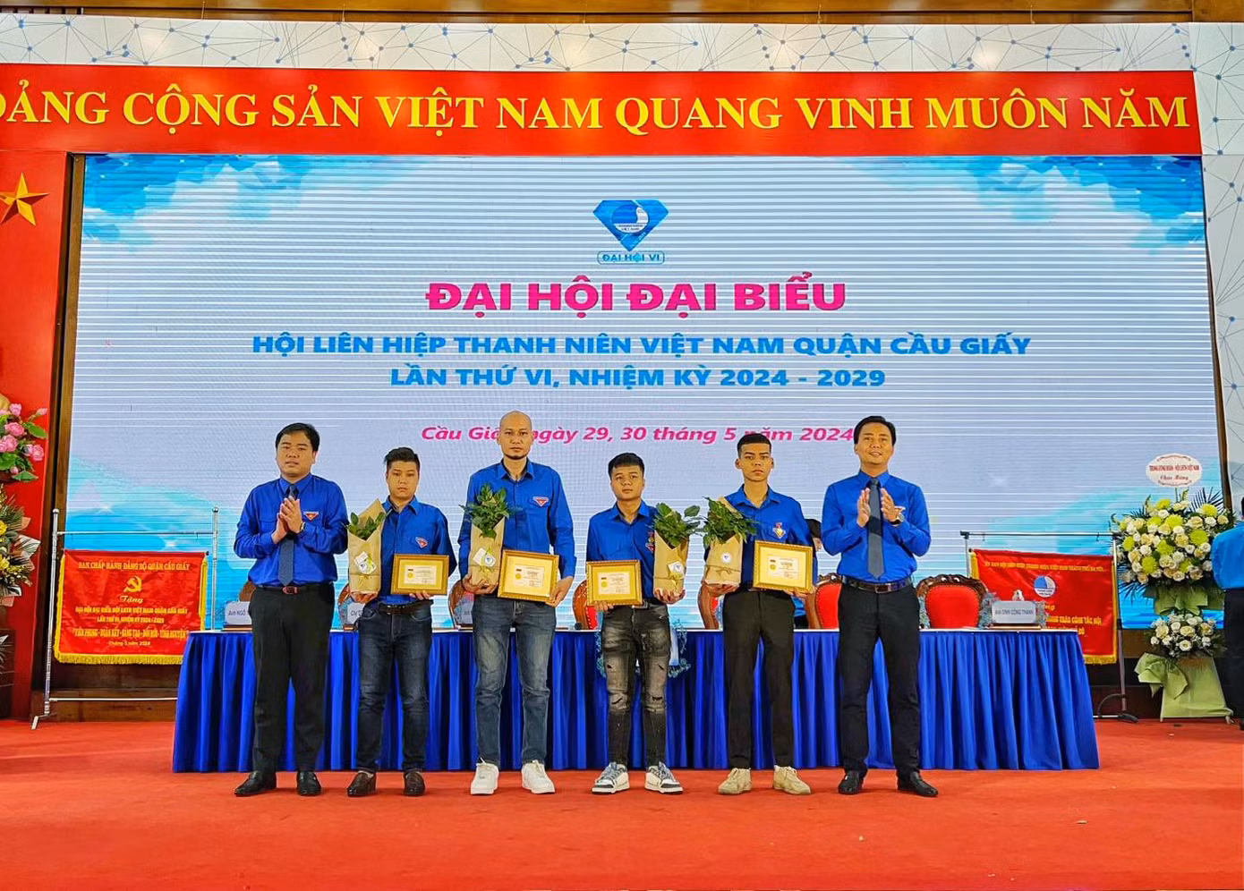 Thừa uỷ quyền của Ban Bí thư T.Ư Đoàn, Thành Đoàn Hà Nội tổ chức trao tặng Huy hiệu 'Tuổi trẻ dũng cảm' cho các anh. Thừa uỷ quyền của Ban Bí thư T.Ư Đoàn, Thành Đoàn Hà Nội tổ chức trao tặng Huy hiệu 'Tuổi trẻ dũng cảm' cho các anh.