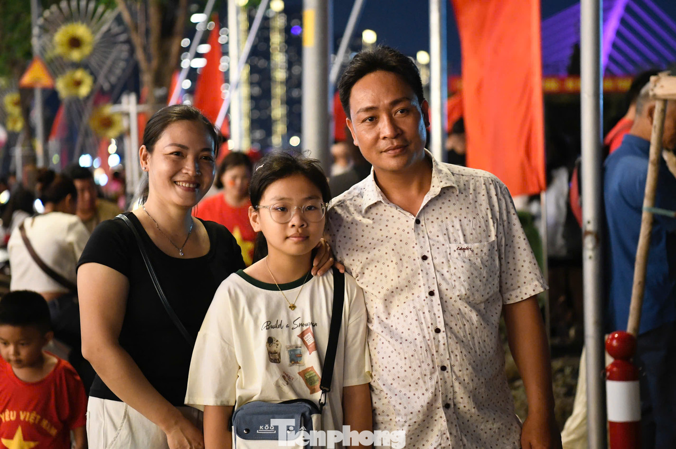 Người dân có mặt từ sớm để chọn vị trí xem.