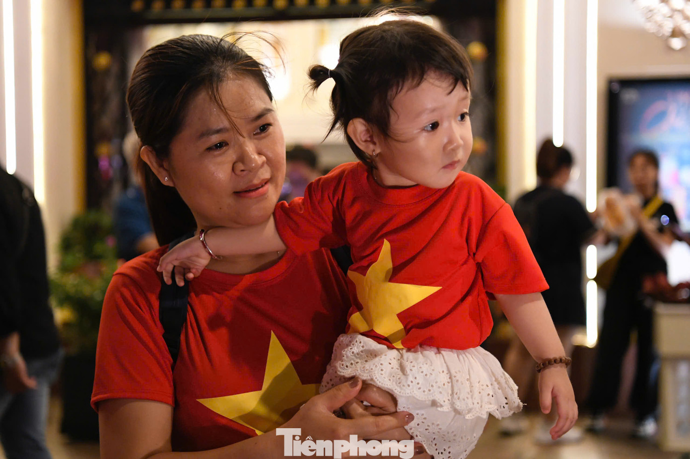 Người dân có mặt từ sớm để chọn vị trí xem.