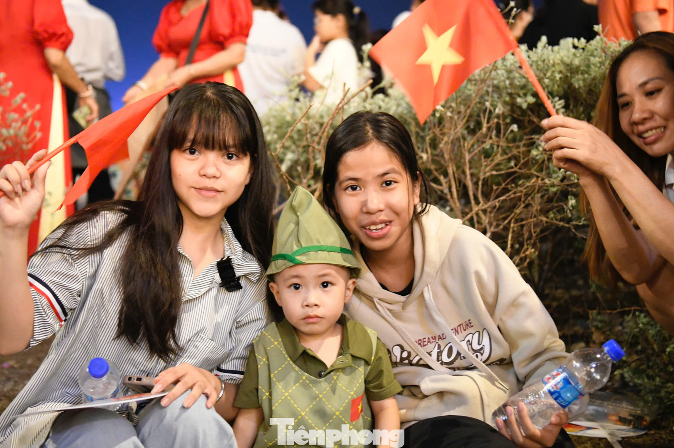 Các tầng lớp nhân dân chờ đón màn trình diễn ánh sáng ấn tượng tại TPHCM.