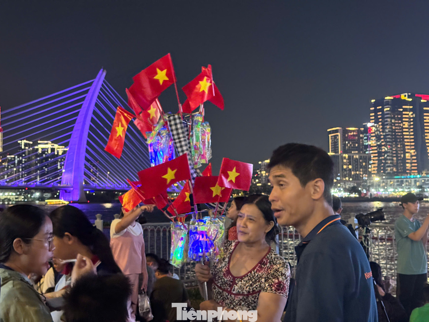 Khu vực ven sông Sài Gòn trước giờ trình diễn ánh sáng.