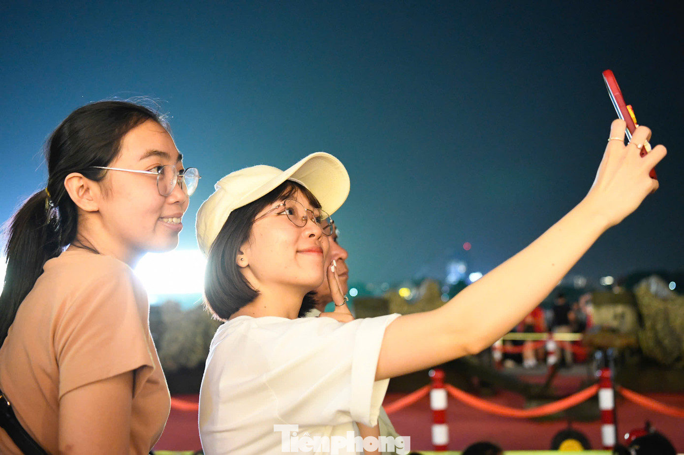 Người dân có mặt từ sớm để chọn vị trí xem.