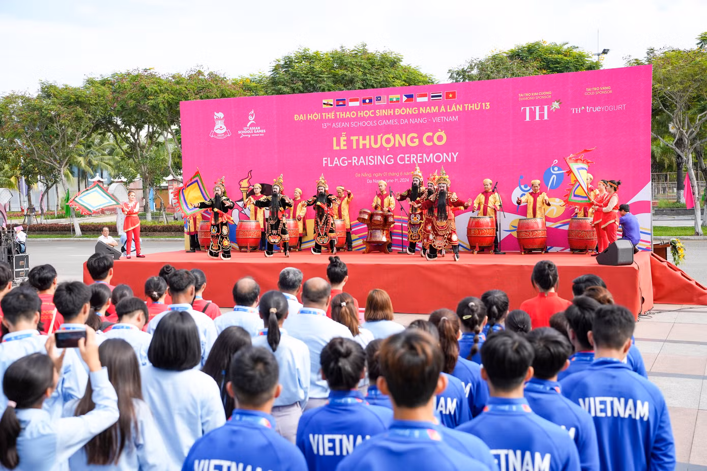 Phát biểu tại Lễ Thượng cờ, Phó Chủ tịch UBND TP. Đà Nẵng Trần Chí Cường cho biết, Đà Nẵng được đánh giá là một trong những điểm đến hàng đầu châu Á, thành phố của những sự kiện, lễ hội và là cửa ngõ để đến với các Di sản Văn hóa thế giới tại miền Trung - Việt Nam.