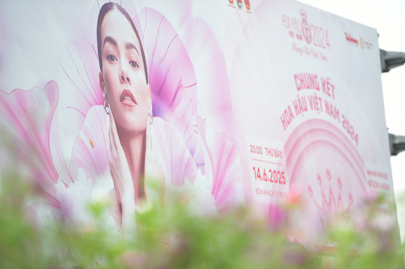 Trước đó, trên các tuyến phố chính công tác chỉnh trang đô thị chuẩn bị cho đêm Chung kết đã hoàn tất.