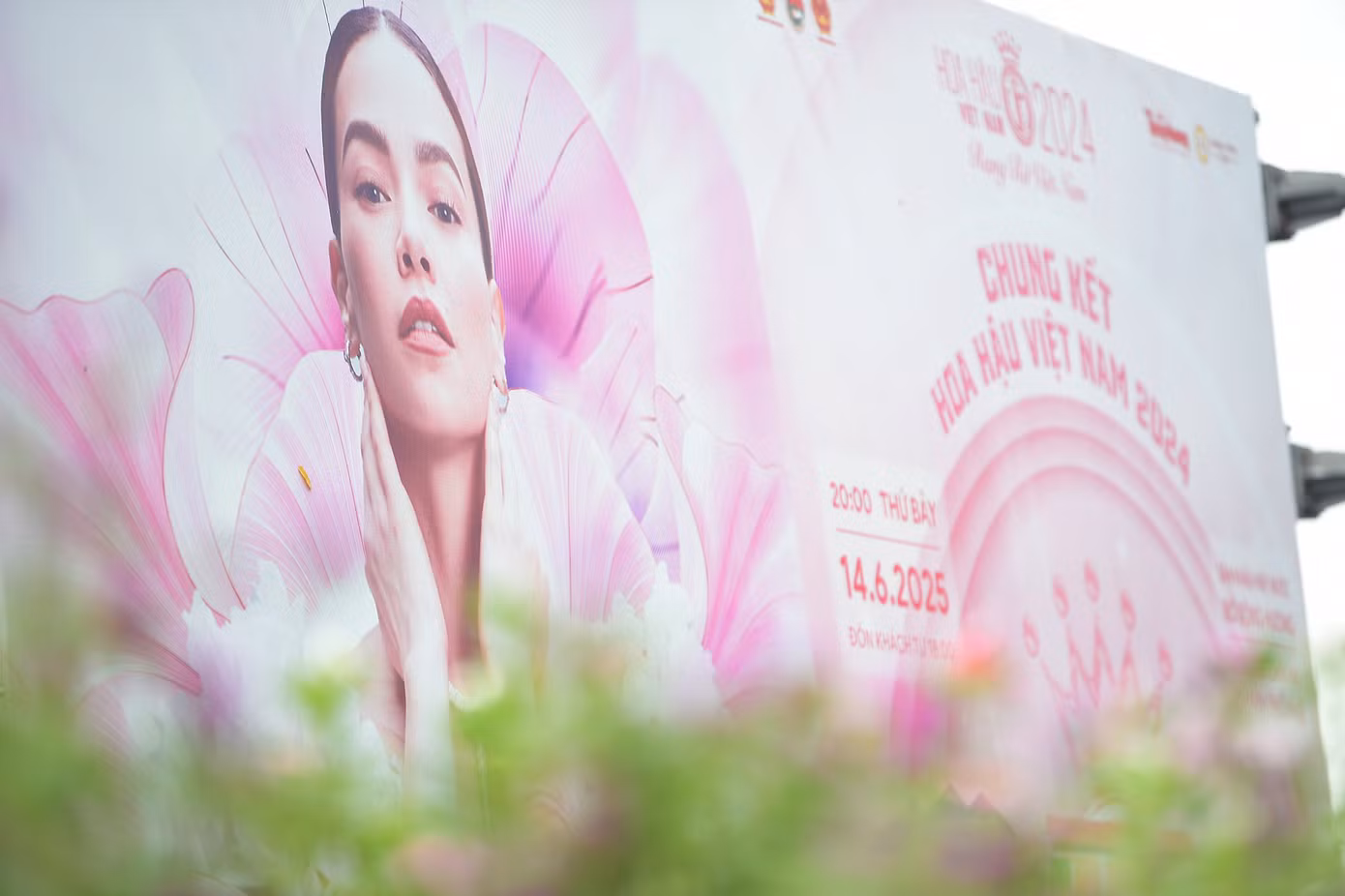 Trước đó, trên các tuyến phố chính công tác chỉnh trang đô thị chuẩn bị cho đêm Chung kết đã hoàn tất.