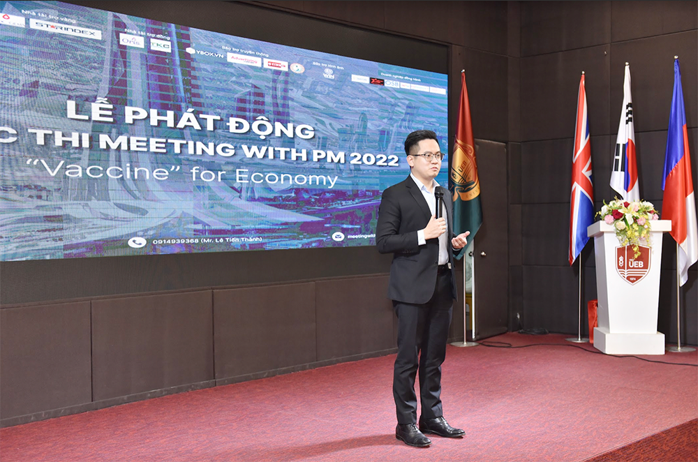 Anh Vũ Duy - Bí thư Đoàn trường ĐH Kinh tế (ĐHQG Hà Nội) chia sẻ tại chương trình. Anh Vũ Duy - Bí thư Đoàn trường ĐH Kinh tế (ĐHQG Hà Nội) chia sẻ tại chương trình.