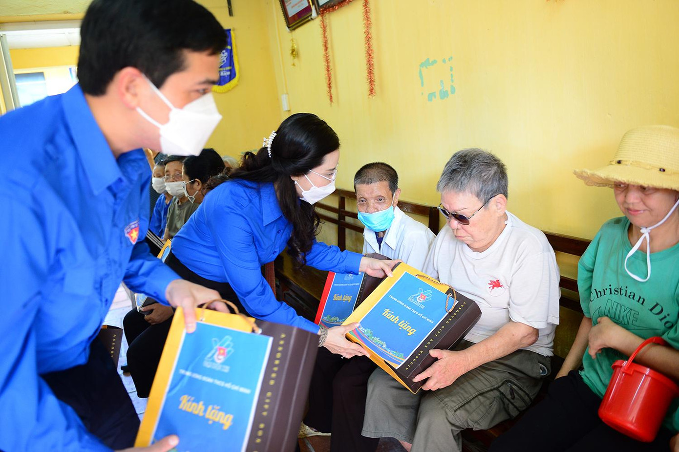 Anh Nguyễn Đức Sâm - Bí thư Tỉnh Đoàn Bắc Ninh cũng tham gia đoàn công tác tới thăm và tặng quà cho Trại phong (thôn Quả Cảm, phường Hoà Long, TP. Bắc Ninh, tỉnh Bắc Ninh).