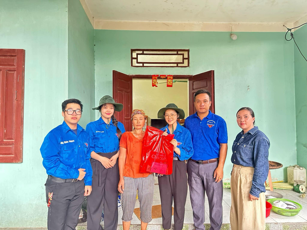 Mỹ Duyên (thứ hai, từ trái sang) vừa trở về từ Chiến dịch Sinh viên tình nguyện Hè 2024.