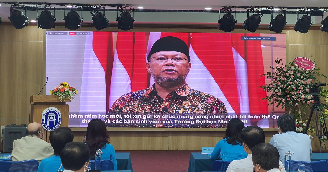 Giáo sư Ojat Darojat - Chủ tịch Hiệp hội Các trường đại học mở Châu Á, Hiệu trưởng trường ĐH Mở Terbuka (Indonesia) thay mặt cho Hiệp hội gửi lời chúc mừng thầy trò trường ĐH Mở Hà Nội. Giáo sư Ojat Darojat - Chủ tịch Hiệp hội Các trường đại học mở Châu Á, Hiệu trưởng trường ĐH Mở Terbuka (Indonesia) thay mặt cho Hiệp hội gửi lời chúc mừng thầy trò trường ĐH Mở Hà Nội.