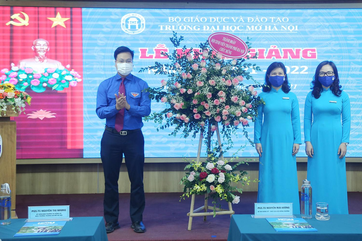 Anh Trần Quang Hưng – Phó Bí thư Thành Đoàn, Chủ tịch Hội Sinh viên TP. Hà Nội tặng hoa chúc mừng. Anh Trần Quang Hưng – Phó Bí thư Thành Đoàn, Chủ tịch Hội Sinh viên TP. Hà Nội tặng hoa chúc mừng.