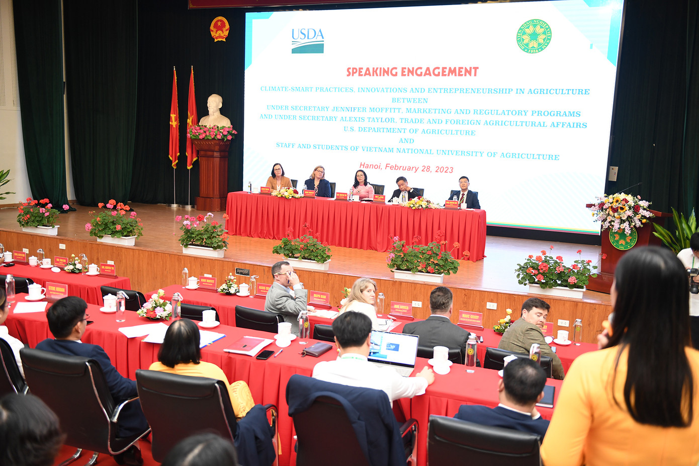 Hàng trăm nhà khoa học, giảng viên, sinh viên Học viện Nông nghiệp Việt Nam tham gia buổi toạ đàm. Hàng trăm nhà khoa học, giảng viên, sinh viên Học viện Nông nghiệp Việt Nam tham gia buổi toạ đàm.