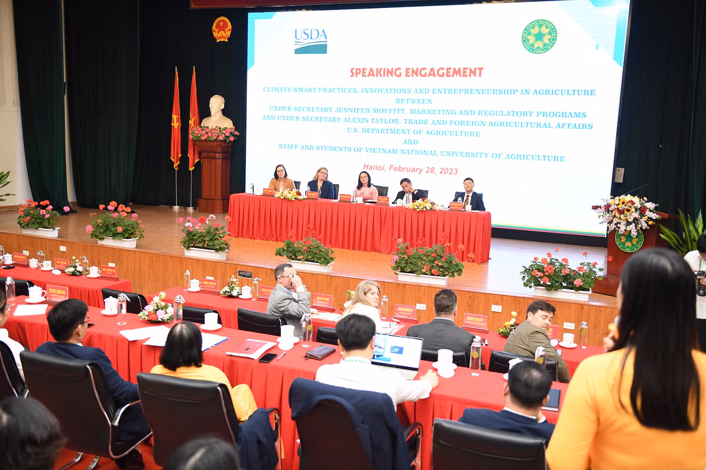 Hàng trăm nhà khoa học, giảng viên, sinh viên Học viện Nông nghiệp Việt Nam tham gia buổi toạ đàm.