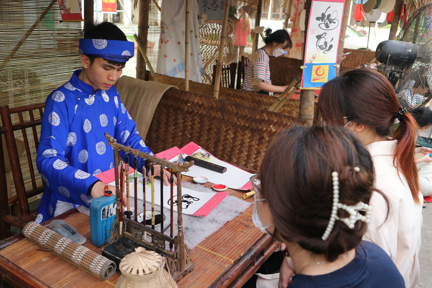 Nhiều "thầy đồ" trẻ là sinh viên đã cho chữ tại ngày hội.