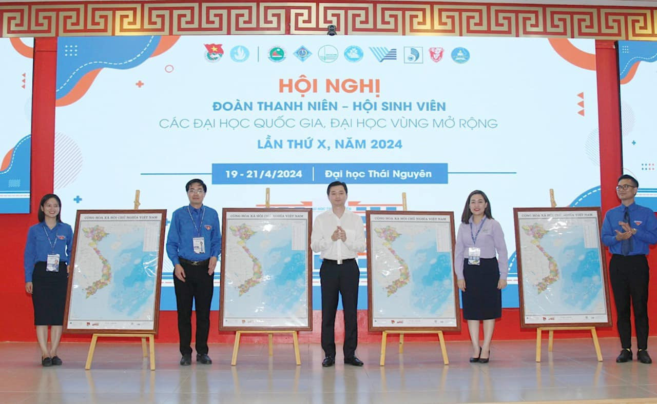 Nhân dịp này, Ban Bí thư T.Ư Đoàn, Hội Sinh viên Việt Nam tặng bản đồ Tổ quốc cho các đơn vị tham gia Hội nghị.