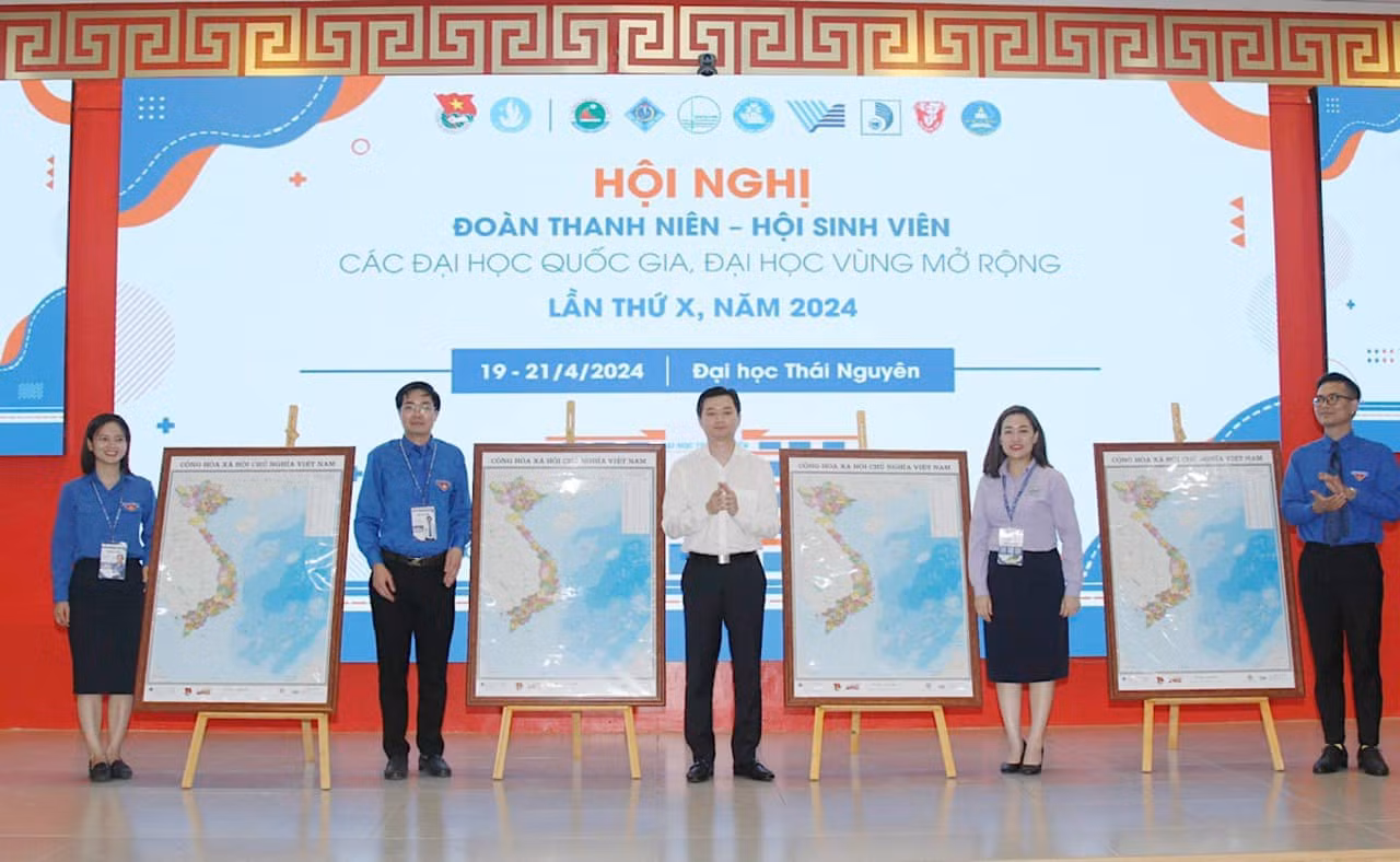 Nhân dịp này, Ban Bí thư T.Ư Đoàn, Hội Sinh viên Việt Nam tặng bản đồ Tổ quốc cho các đơn vị tham gia Hội nghị.